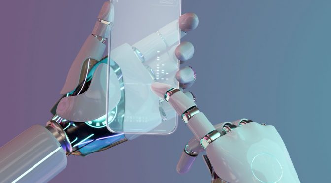 Mãos robóticas usando um smartphone representando a diferença entre chatbot e assistente virtual