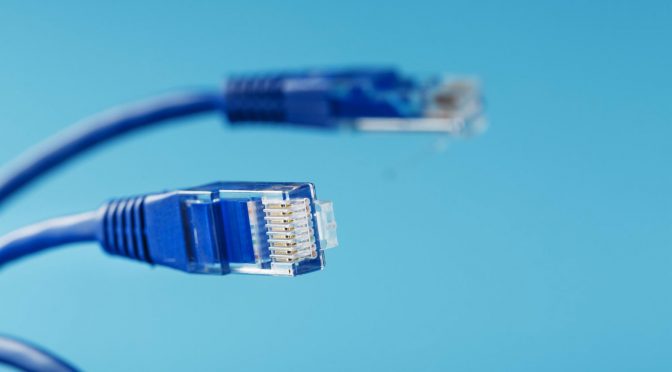 Cabos azuis de internet representando a POF.