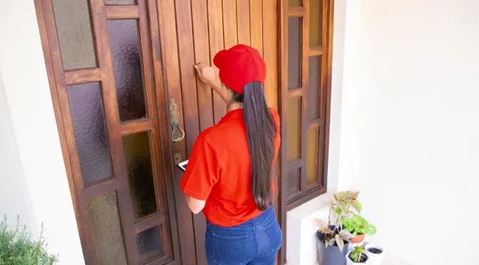Mulher de uniforme vermelho e boné praticando depois de saber como vender plano de internet de porta em porta.