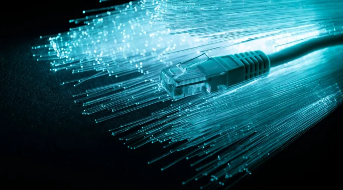 Filamentos transparentes e cabo de internet, representando a fibra óptica crescendo no mercado de provedores de internet.