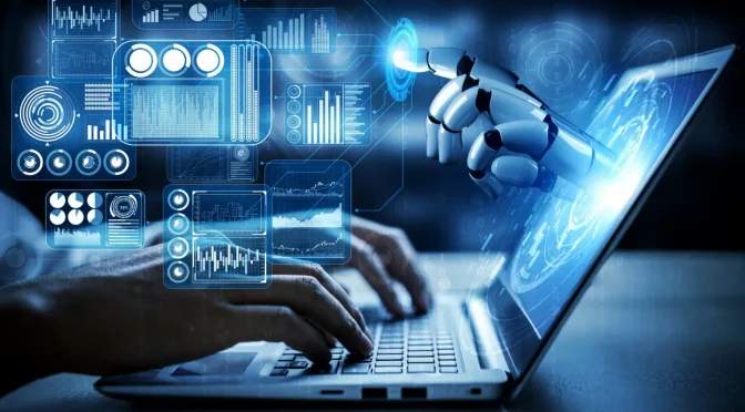 Pessoa usando notebook, e uma mão de robô saindo da tela, representando a inteligência artificial para provedores de internet.