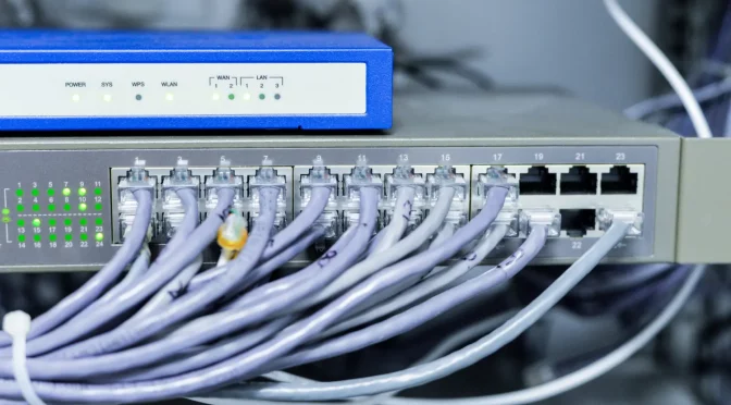 Switch com cabos de rede conectados, representando provedores locais de internet