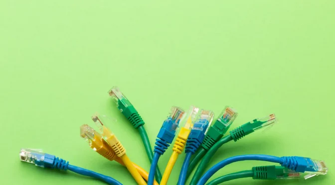 Diversos cabos de rede coloridos representando a internet a cabo