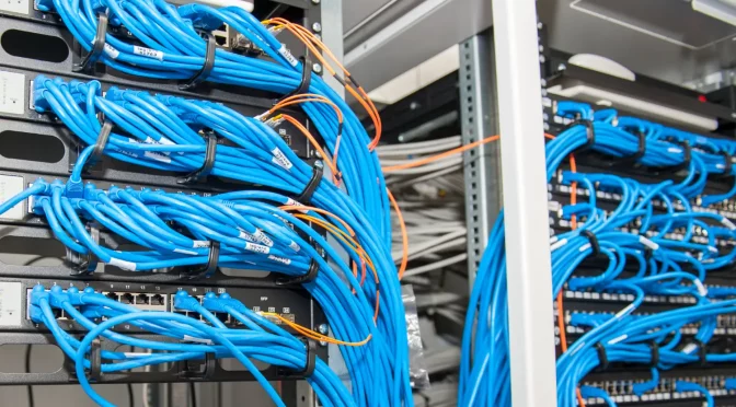 Data centers com diversos cabos de rede representando o que é vlan