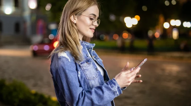 Mulher que sabe o que é LTE conectada a rede