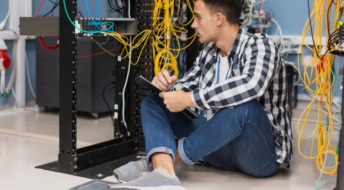 Técnico que trabalha com cabo óptico dielétrico