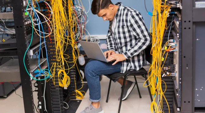 Homem trabalhando em um data center representando um PPPoE